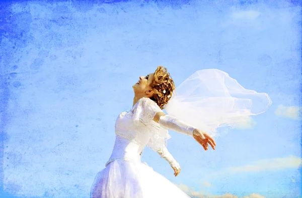 Jonge bruid bij blauwe hemelachtergrond — Stockfoto