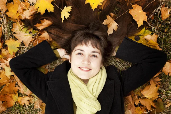 Retrato de menina morena no parque de outono . — Fotografia de Stock