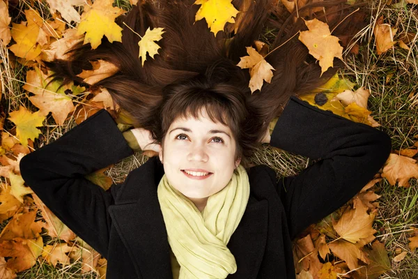 Portret brunetka dziewczyna w parku jesień. — Zdjęcie stockowe