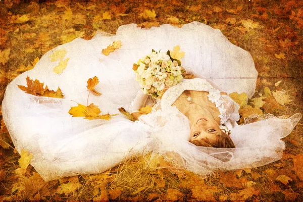 Bela noiva deitada no parque . — Fotografia de Stock
