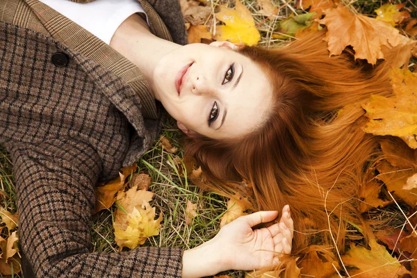 Muotokuva punatukkainen tyttö syksyllä puistossa . — kuvapankkivalokuva