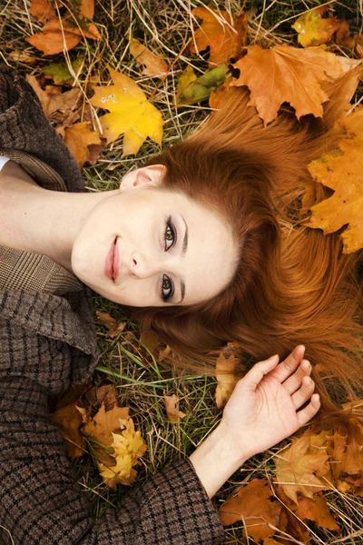 Portrét zrzavý dívku v podzimním parku. — Stock fotografie