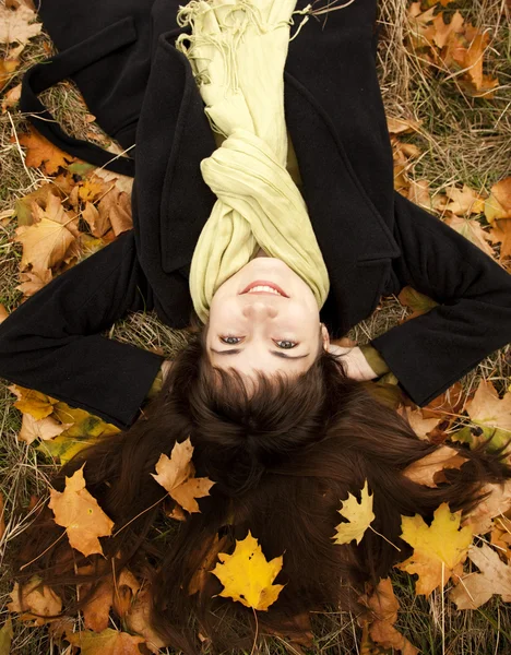 Portret van brunette meisje in de herfst park. — Stockfoto