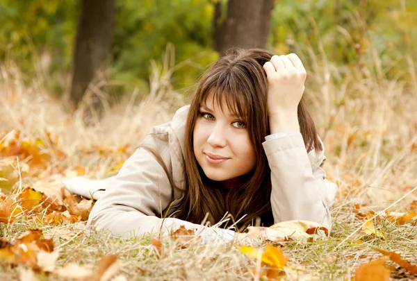 Menina no parque de outono. — Fotografia de Stock