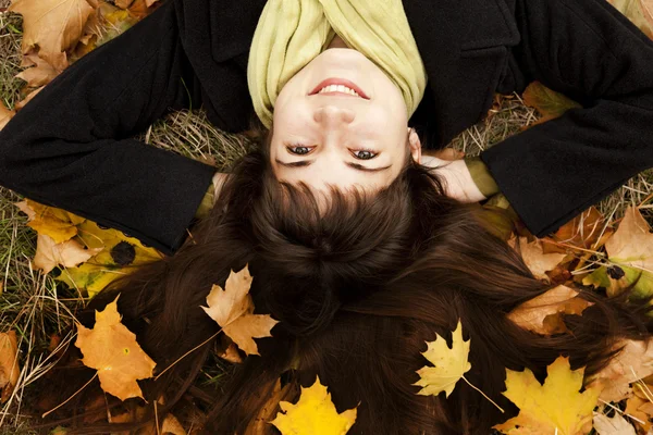 Portrait de fille brune dans le parc d'automne . — Photo