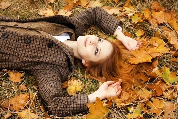 Portret rudowłosa dziewczyna w parku jesień. — Zdjęcie stockowe