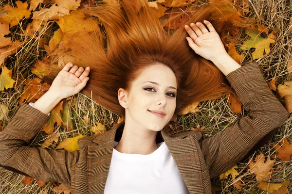 Ritratto di ragazza dai capelli rossi nel parco autunnale . — Foto Stock