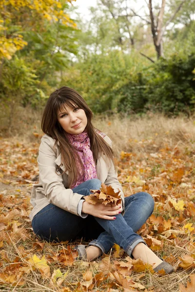 Chica en el parque de otoño. — Foto de Stock