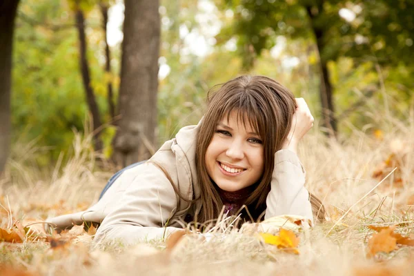 Lány az őszi parkban. — Stock Fotó
