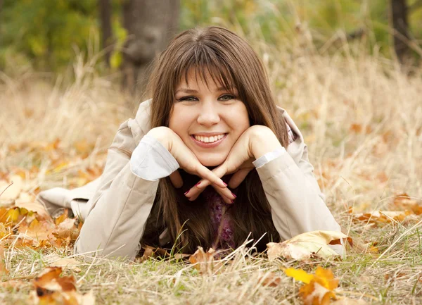Chica en el parque de otoño. —  Fotos de Stock