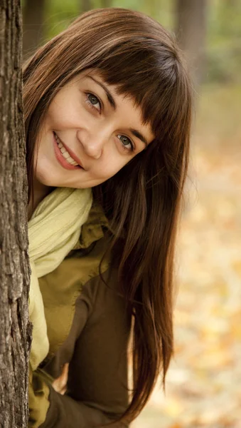Portrait of brunette girl in the autumn park. — Stock Photo, Image