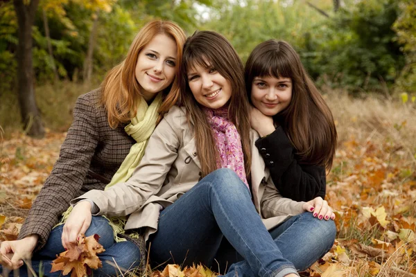 Trzy dziewczyny w parku jesień. — Zdjęcie stockowe