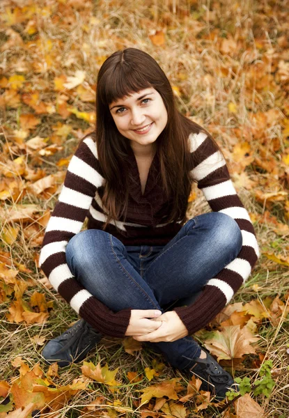 秋の公園でブルネットの少女の肖像画. — ストック写真