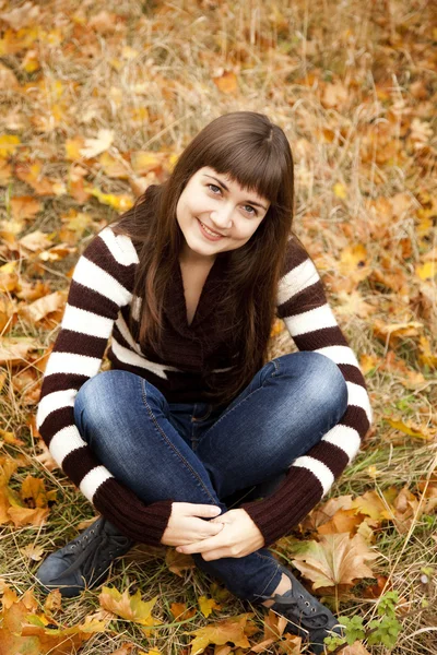Retrato de chica morena en el parque de otoño . —  Fotos de Stock