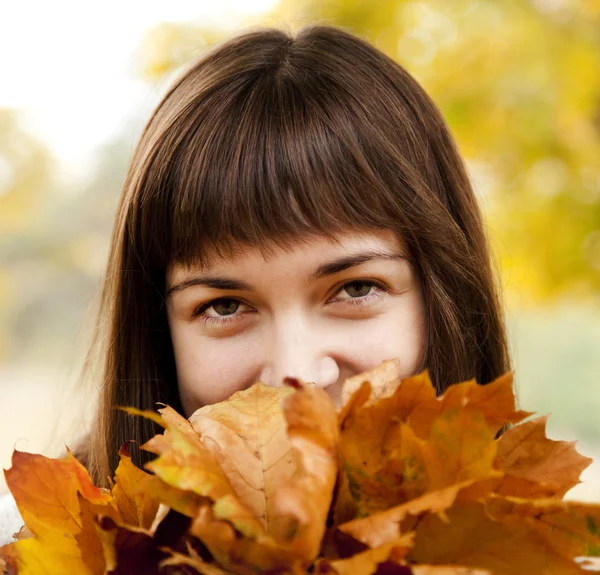 在秋天的公园中的黑发女孩的肖像. — 图库照片