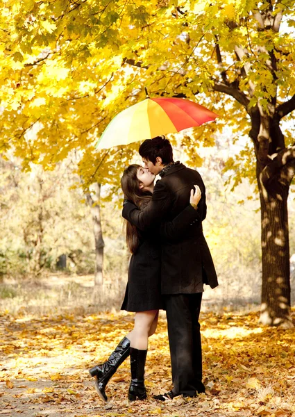 Çift, sokakta parkta öpüşme. — Stok fotoğraf