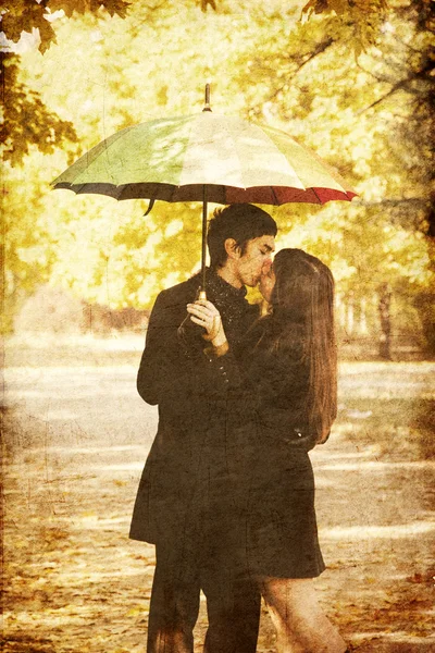 Пара цілується на алеї в парку . — стокове фото