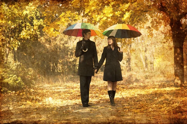 Pár chůzi na ulici v podzimním parku. — Stock fotografie