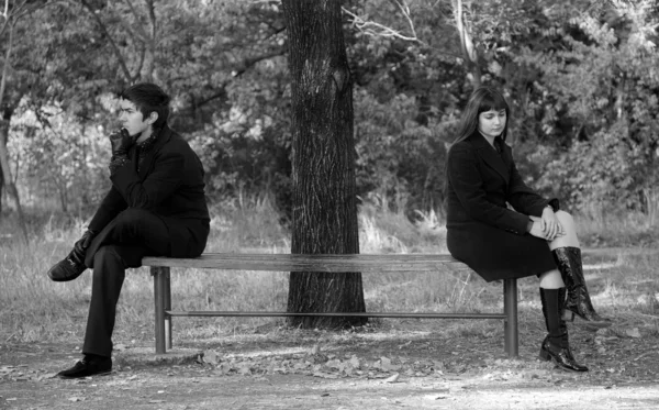 情侣在公园在秋天 — 图库照片