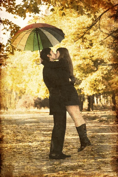 Çift, sokakta parkta öpüşme. — Stok fotoğraf