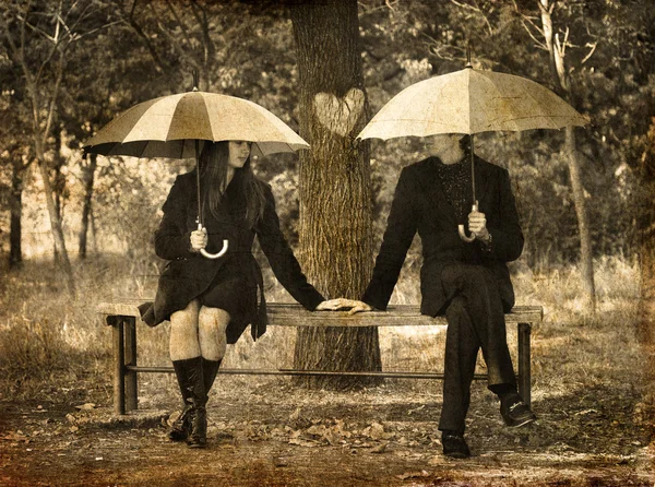 Пара в парке осенью — стоковое фото