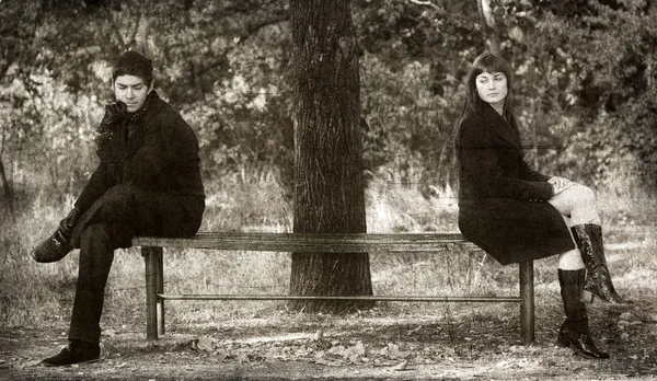 Casal no parque no outono — Fotografia de Stock
