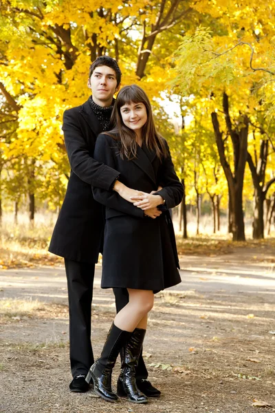 在胡同在秋天公园散步的情侣. — 图库照片