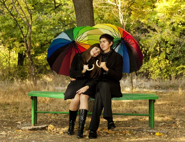Paar in het park in de herfst — Stockfoto