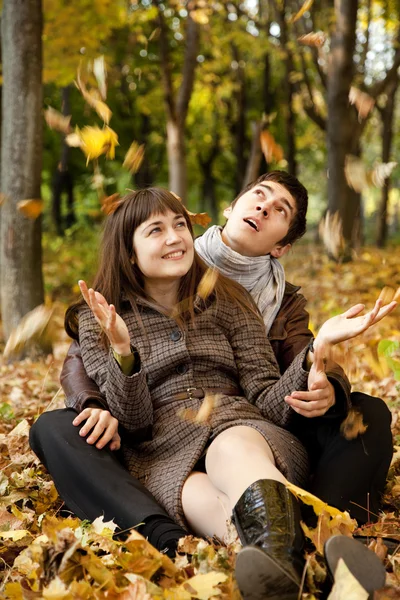 Para leży w parku w jesieni — Zdjęcie stockowe
