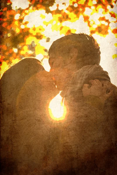 Paar küsst sich im Park bei Sonnenuntergang. — Stockfoto