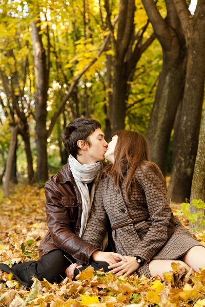 Couple kissing in the park — Stock Photo, Image