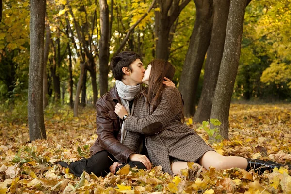 在公园接吻的情侣 — 图库照片