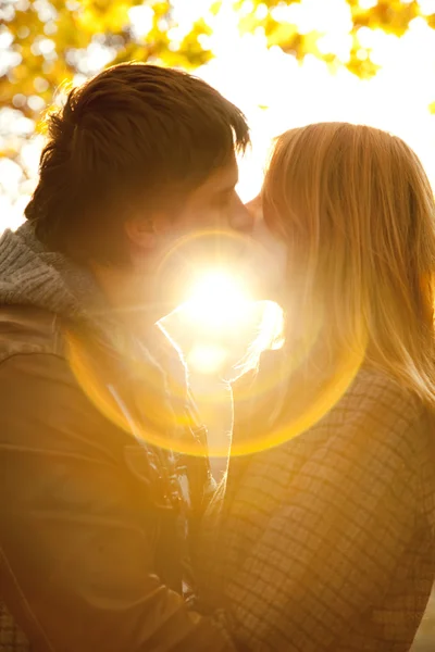 Пара цілується в парку на заході сонця — стокове фото