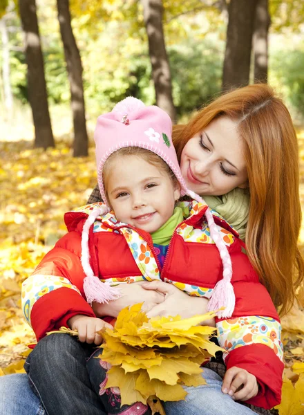 Anne ve kızı sonbahar sarı parkında — Stok fotoğraf