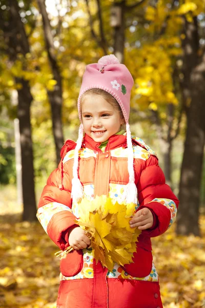 Kind im Herbstpark. — Stockfoto