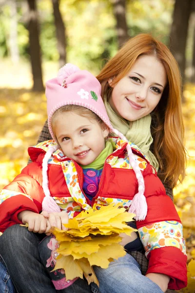 Madre e figlia nel parco giallo autunnale — Foto Stock