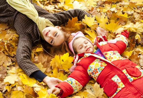 Μητέρα και κόρη στο πάρκο κίτρινο φθινόπωρο — Φωτογραφία Αρχείου