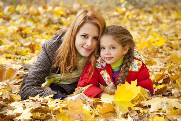 Mother and daughter in autumn yellow park — Stock Photo, Image