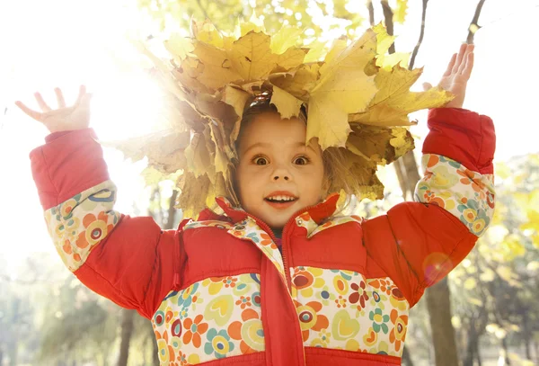 Ребенок в осеннем парке . — стоковое фото