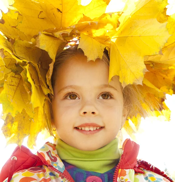 Criança no parque de outono . — Fotografia de Stock