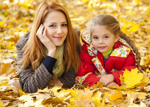 Matka i córka w jesienno-żółtym parku — Zdjęcie stockowe