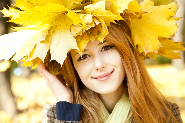 Mutlu kız gülümseyerek sonbahar yaprakları. — Stok fotoğraf
