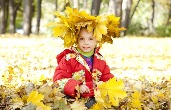 Criança no parque de outono . — Fotografia de Stock