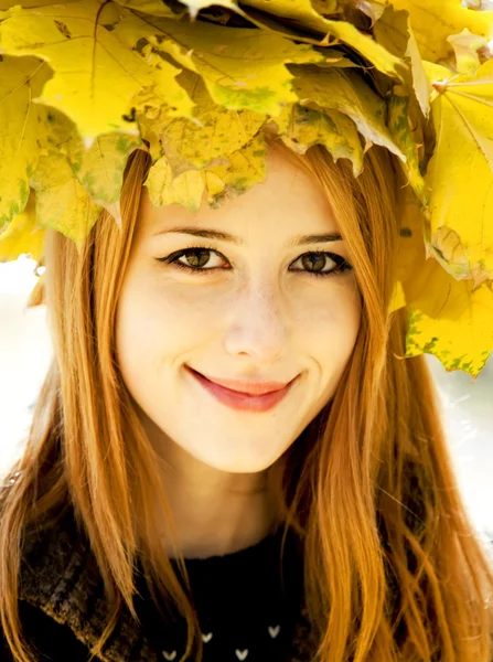 Sorridente ragazza felice in autunno foglie . — Foto Stock