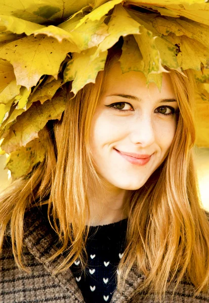 Sorrindo menina feliz em folhas de outono . — Fotografia de Stock