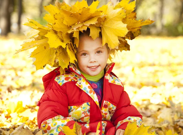 Dziecko w parku jesień. — Zdjęcie stockowe