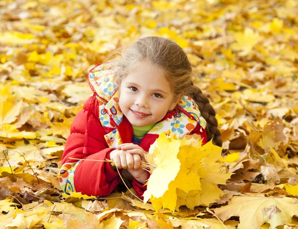 秋の公園で子供. ロイヤリティフリーのストック写真