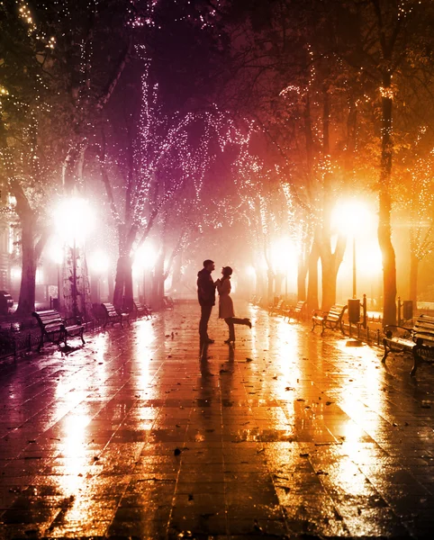 Paar spaziert in Gasse im Nachtlicht. — Stockfoto