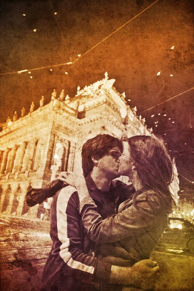Zwei küssen sich in praha, tschechische republik bei nacht. — Stockfoto