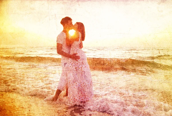 Casal beijando ao nascer do sol — Fotografia de Stock